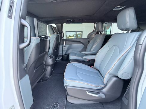 New 2027 Chrysler Pacifica Pinnacle w/ Theater Group FWD image 30