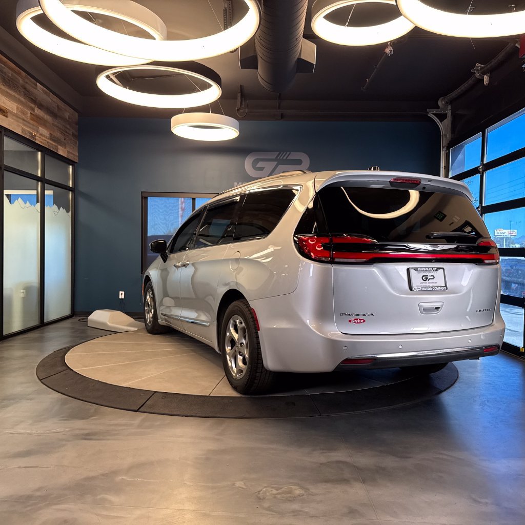 Used 2023 Chrysler Pacifica Limited FWD image 5