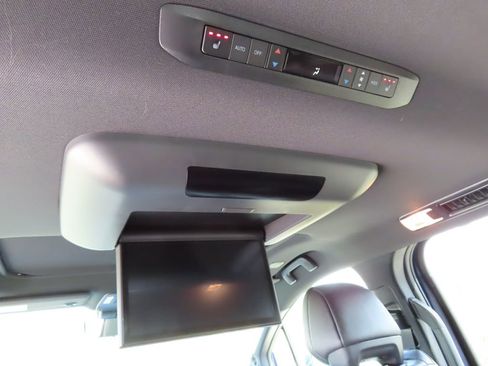 Used 2025 Toyota Sienna Platinum AWD/4WD image 10