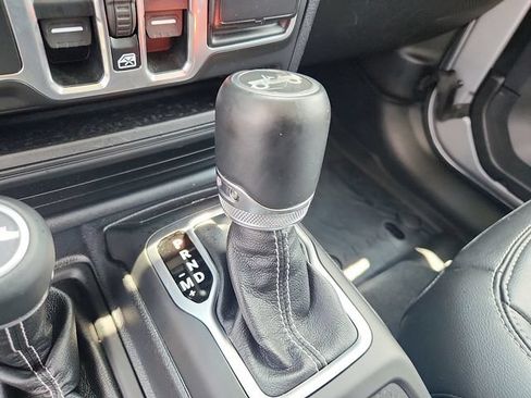 Used 2018 Jeep Wrangler Unlimited Sahara w/ Dual Top Group AWD/4WD image 14