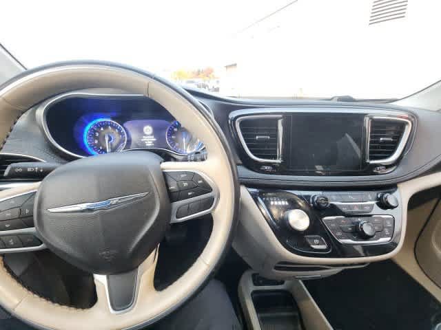 Used 2020 Chrysler Pacifica Limited FWD image 33