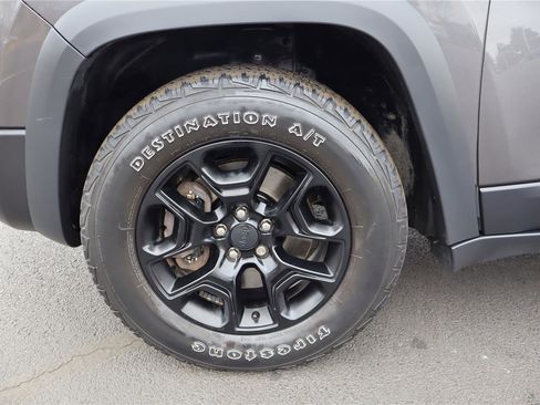 Used 2019 Jeep Cherokee Trailhawk image 10