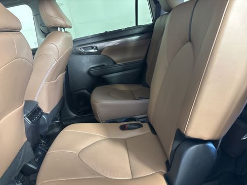 Used 2025 Toyota Highlander XLE image 23