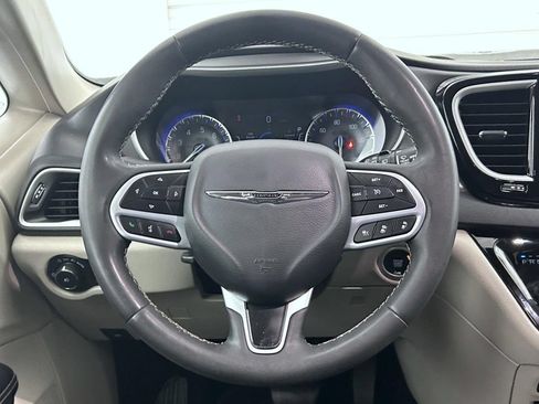 Certified 2022 Chrysler Pacifica Touring-L FWD image 11