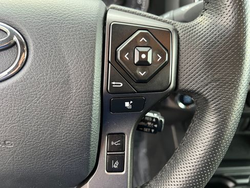 Used 2020 Toyota Tacoma TRD Off-Road AWD/4WD image 15