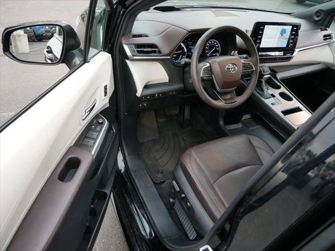 Certified 2022 Toyota Sienna Platinum AWD/4WD image 10