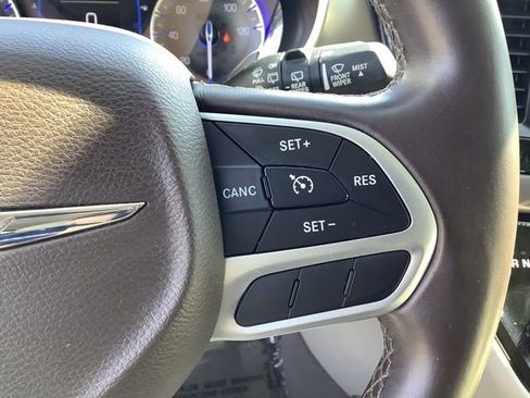 Used 2017 Chrysler Pacifica Touring-L image 12