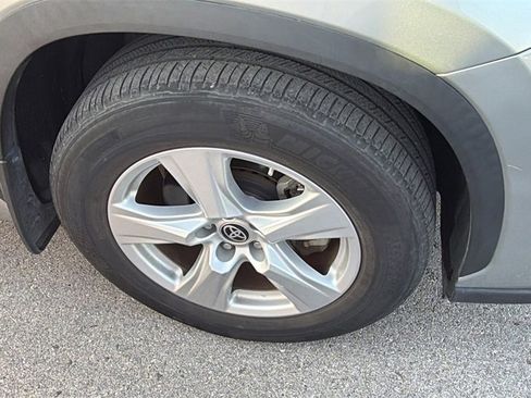 Used 2023 Toyota Highlander LE image 9