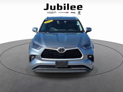 Used 2022 Toyota Highlander XLE FWD image 2