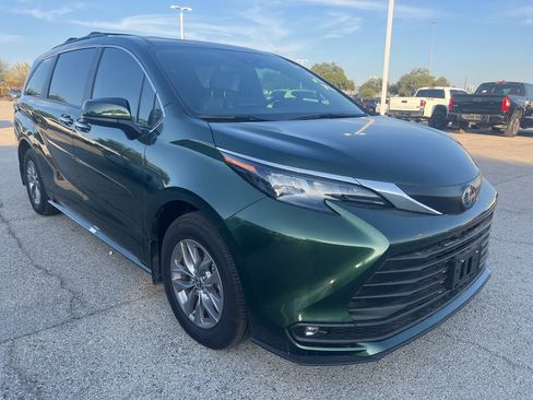 Used 2025 Toyota Sienna XLE image 3