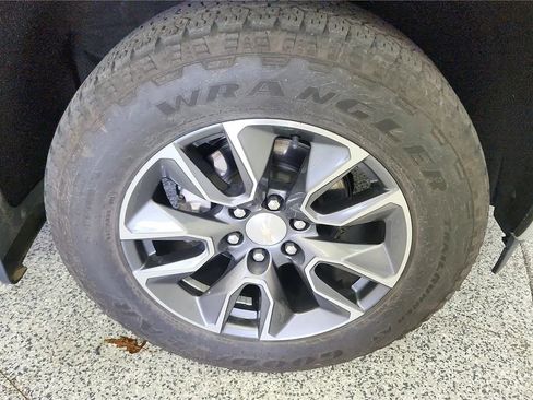 Used 2023 Chevrolet Silverado 1500 LT AWD/4WD image 9
