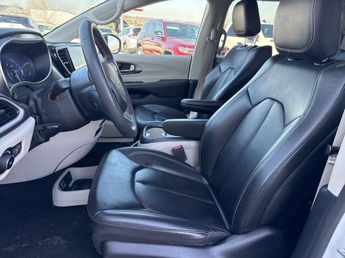 Used 2023 Chrysler Pacifica Touring-L FWD image 13