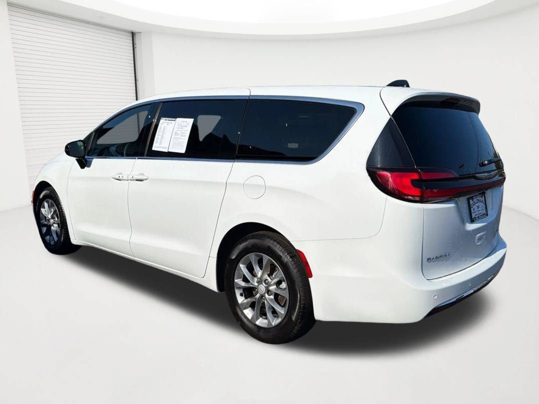 Used 2026 Chrysler Pacifica Limited FWD image 7