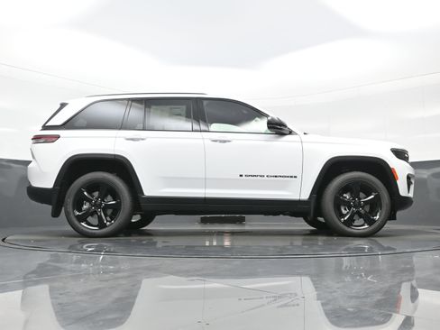 New 2025 Jeep Grand Cherokee Altitude image 16