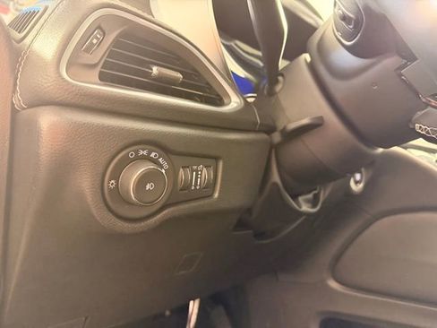 Used 2025 Chrysler Pacifica Limited FWD image 16