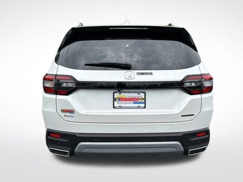 New 2025 Honda Pilot Touring image 4