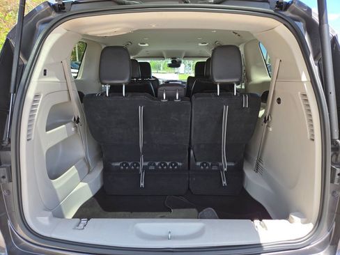Used 2023 Chrysler Pacifica Touring-L FWD image 16