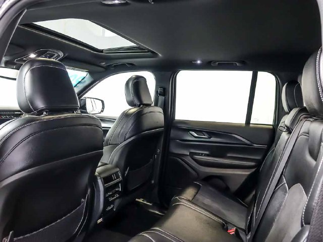Used 2023 Jeep Grand Cherokee Altitude AWD/4WD image 16