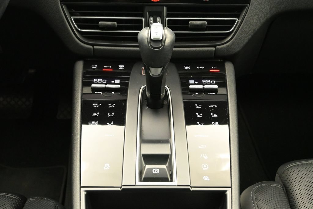 Certified 2024 Porsche Macan AWD/4WD image 22