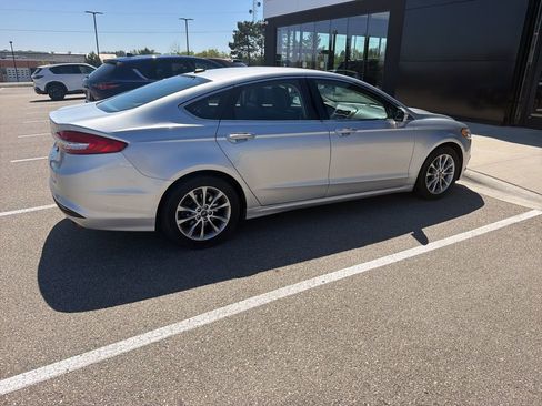 Used 2017 Ford Fusion SE w/ Fusion SE Technology Package FWD image 2