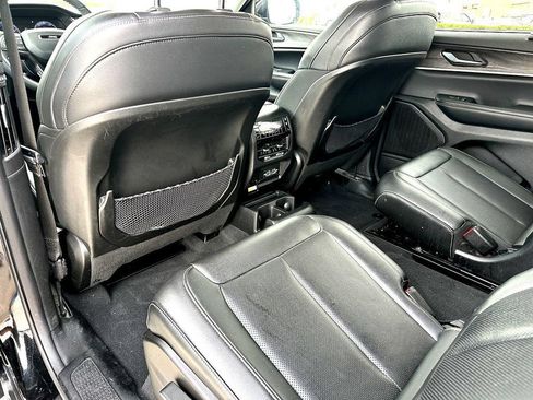 Used 2023 Jeep Grand Cherokee L Limited w/ Luxury Tech Group II RWD image 17