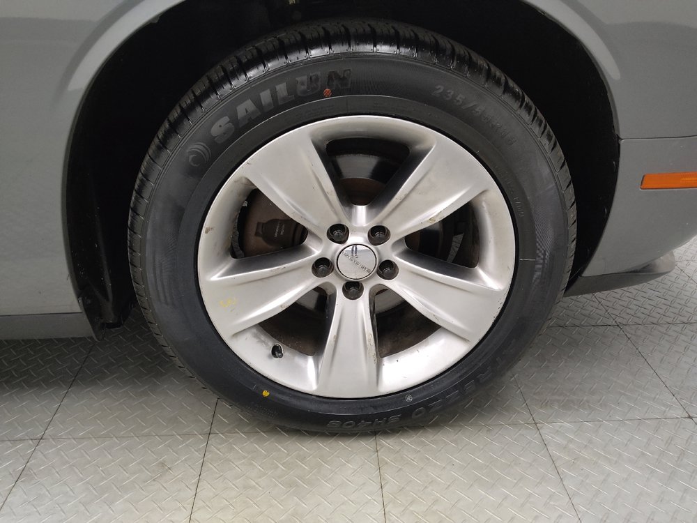 Used 2019 Dodge Challenger SXT RWD image 31