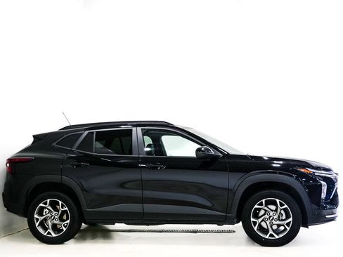 Used 2025 Chevrolet Trax LT FWD image 4