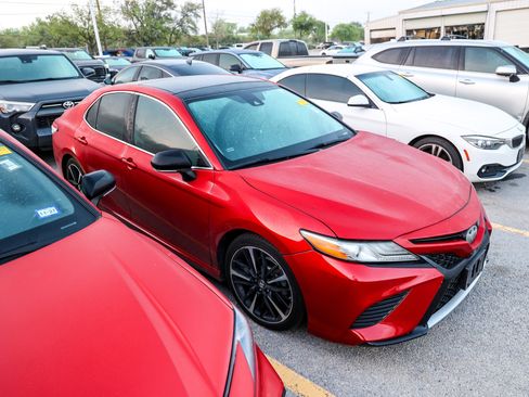 Used 2019 Toyota Camry XSE image 7