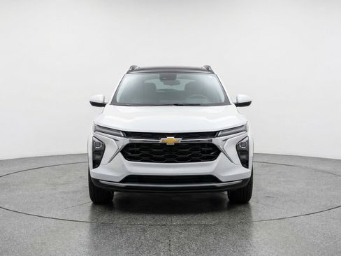 Used 2025 Chevrolet Trax LT w/ LT Convenience Package image 2