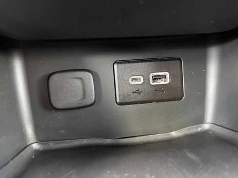 Used 2023 GMC Acadia SLE image 25