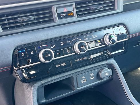 Used 2025 Honda Pilot Black Edition image 16