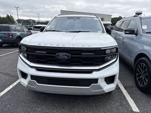 Used 2025 Ford Expedition Max Platinum w/ Driver's Package AWD/4WD image 5