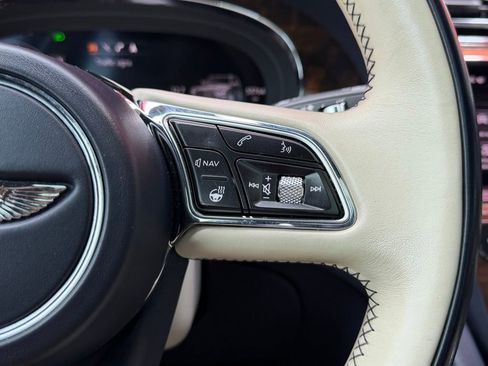 Used 2021 Bentley Bentayga AWD/4WD image 17