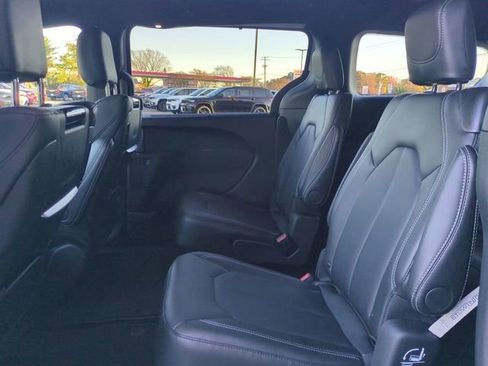 New 2026 Chrysler Pacifica Select image 14