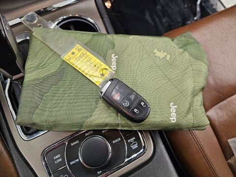 Used 2021 Jeep Grand Cherokee Overland image 25