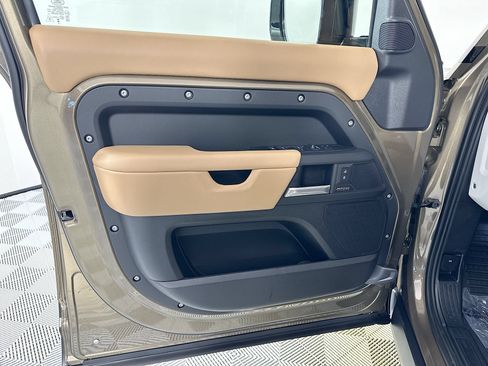 Used 2026 Land Rover Defender 110 X-Dynamic SE AWD/4WD image 14