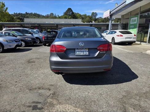 Used 2011 Volkswagen Jetta SE FWD image 11