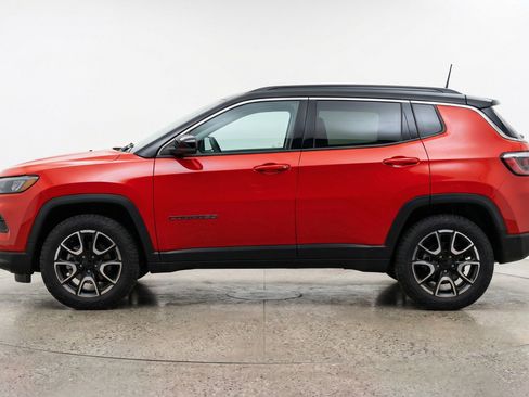 Used 2025 Jeep Compass Trailhawk AWD/4WD image 5