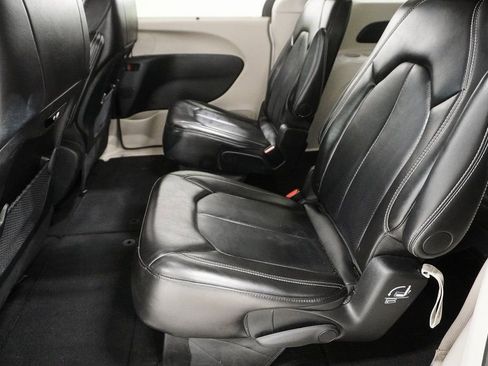 Certified 2024 Chrysler Pacifica Touring-L image 15