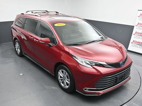 Used 2025 Toyota Sienna Limited image 28