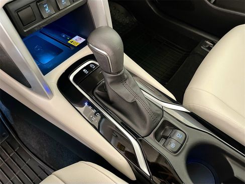 Used 2022 Toyota Corolla Cross XLE w/ Convenience Package image 17