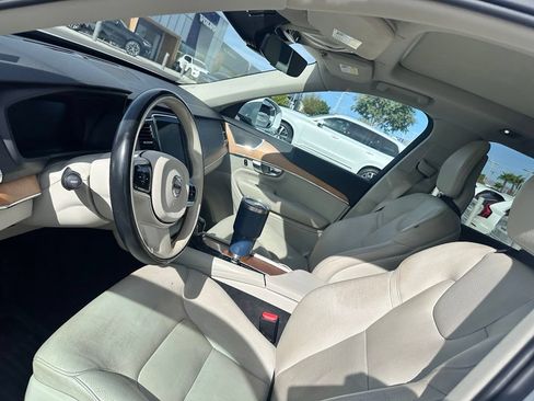 Used 2022 Volvo XC90 T6 Momentum w/ Climate Package AWD/4WD image 10