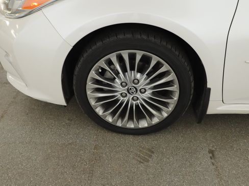 Used 2016 Toyota Avalon Limited w/ Toyota Safety Sense Package FWD image 11
