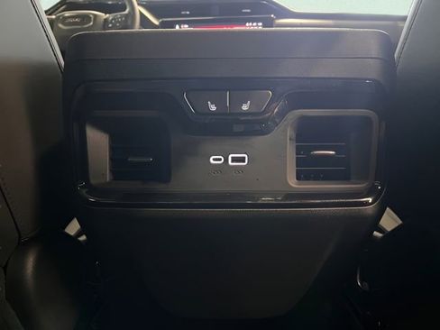Used 2023 GMC Sierra 1500 AT4 w/ Technology Package AWD/4WD image 10