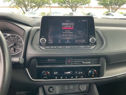 Used 2025 Nissan Rogue SV FWD image 23