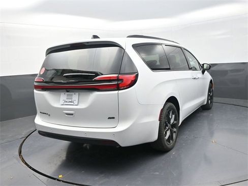 New 2026 Chrysler Pacifica Select image 7