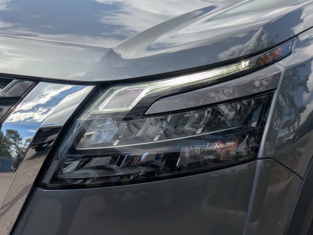 Used 2025 Nissan Pathfinder SV AWD/4WD image 10