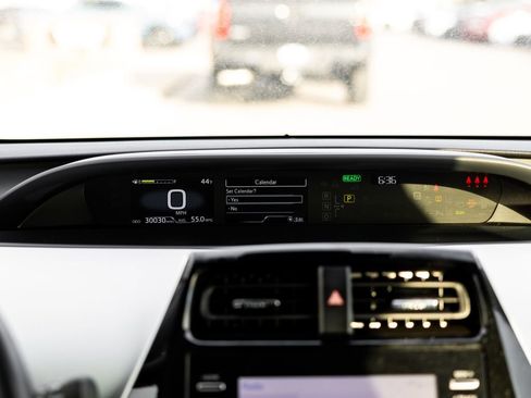 Used 2022 Toyota Prius XLE image 17