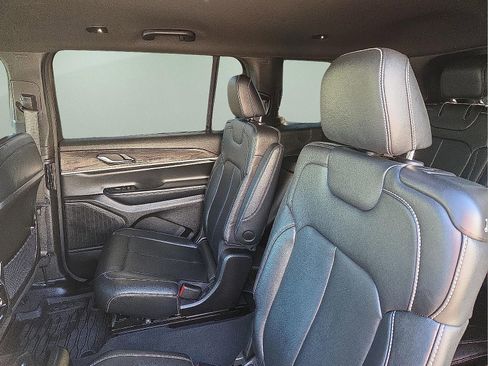 Used 2024 Jeep Grand Cherokee L Limited w/ Black Appearance Package image 10