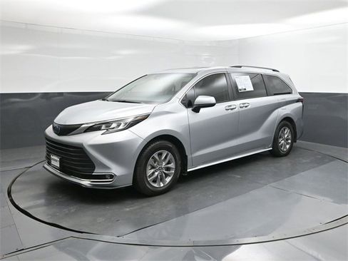 Used 2022 Toyota Sienna XLE image 34